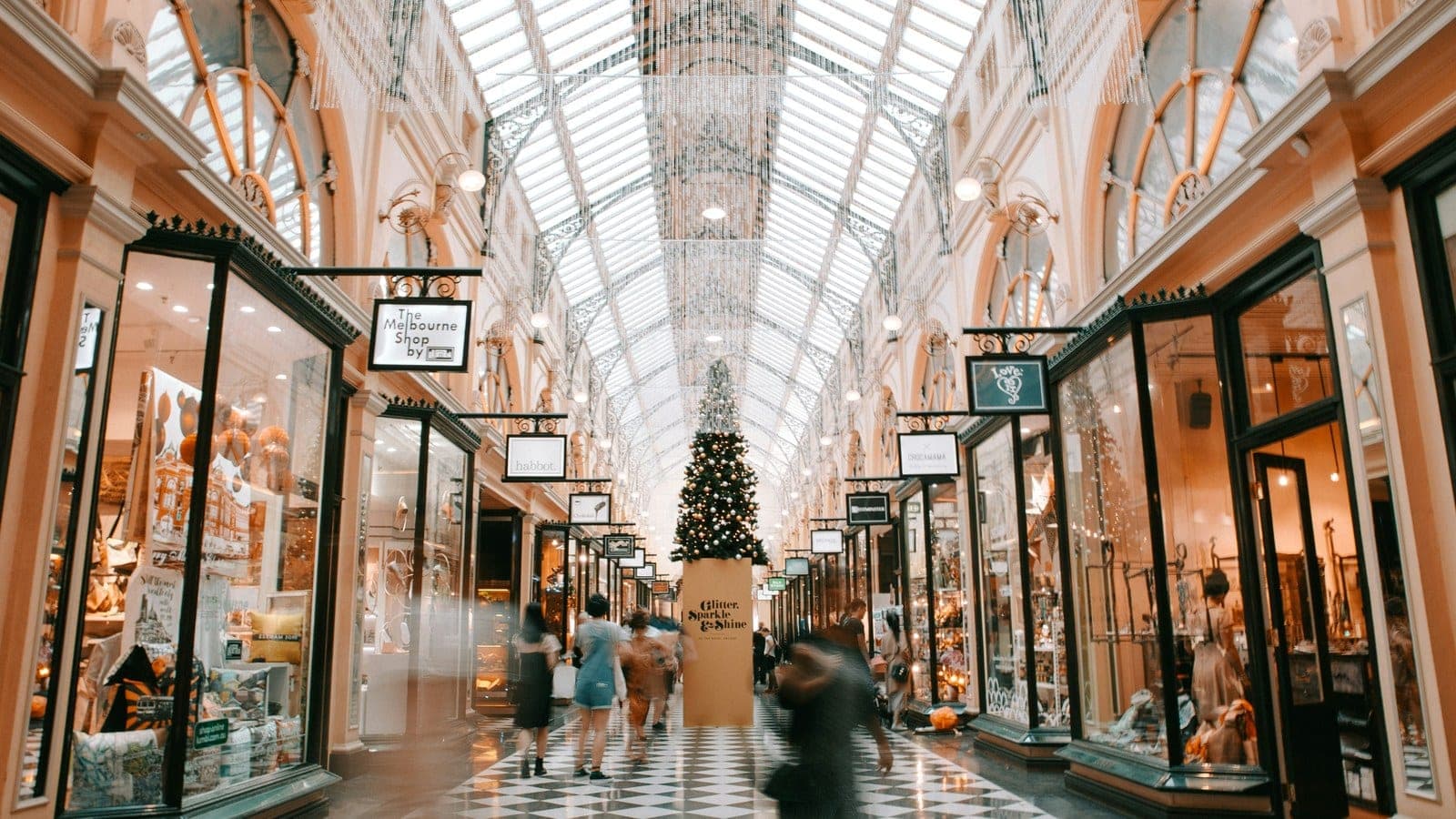 Weekend & Holiday Support: How Small Stores Cover the Gap